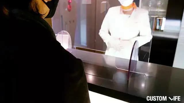 メンズTBC新宿本店で受付をする編集部員