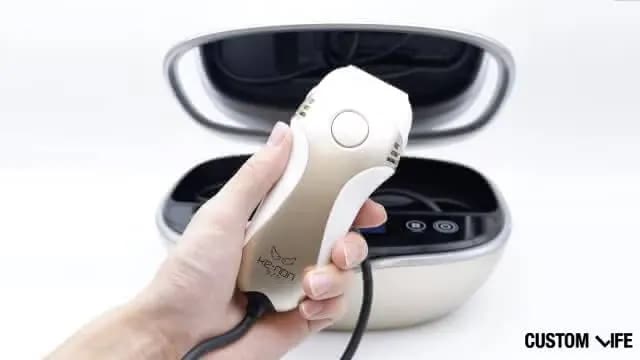 脱毛器ケノンを使用するTSD編集部