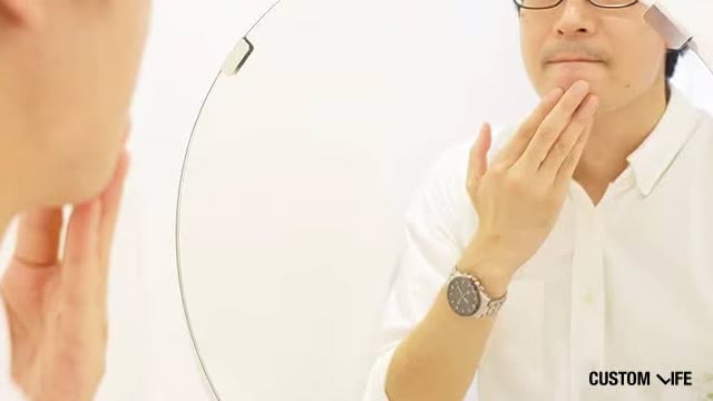 ヒゲを気にする男性のイメージ