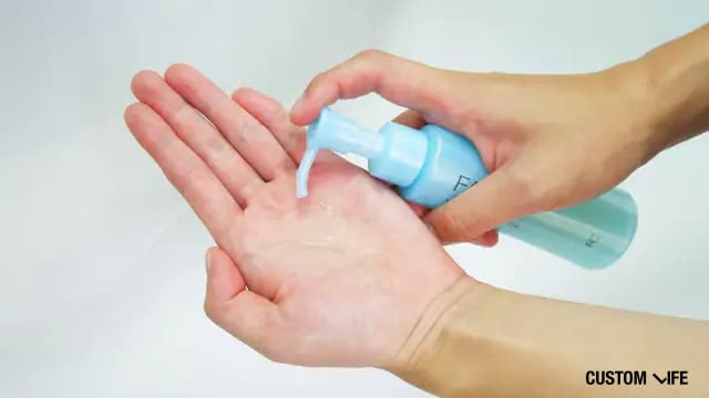 クレンジングオイルを手に出しているイメージ