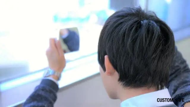 薄毛を心配する男性