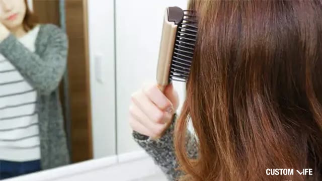 産後の抜け毛に悩む女性のイメージ写真