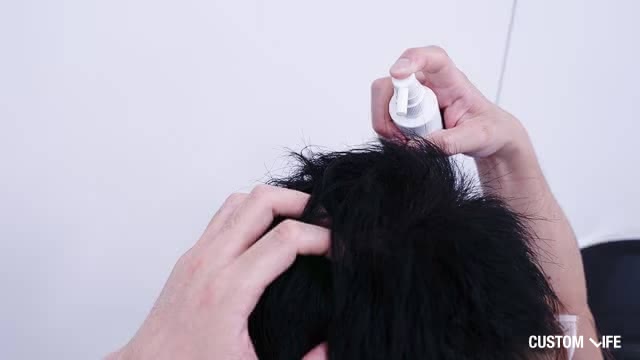 イクオスを塗る男性