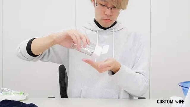 保湿する男性
