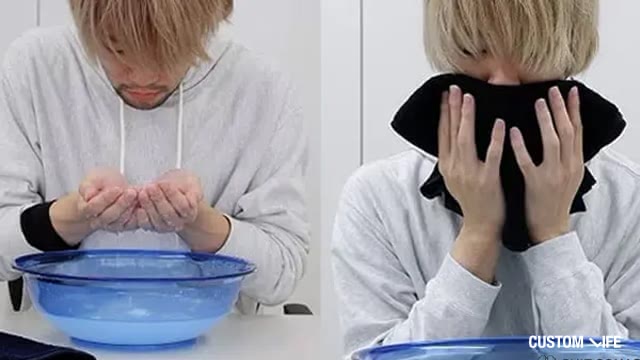 洗顔する男性