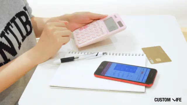 トランクルームの料金を調べている女性のイメージ画像