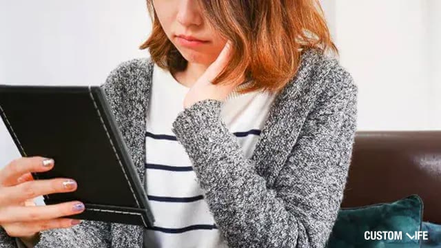 深刻に産後抜け毛を悩む女性