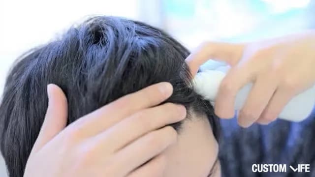 育毛剤を使う男性