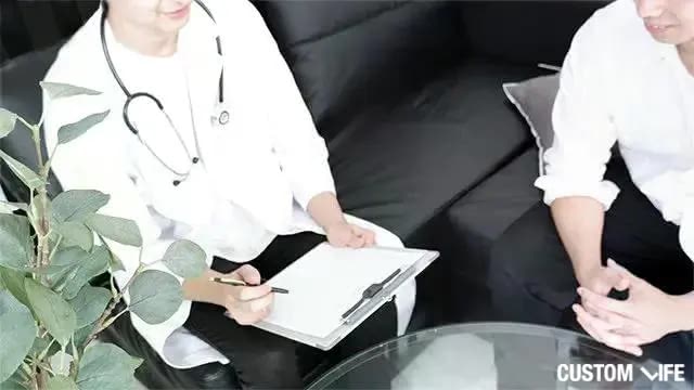 医師の診察を受ける男性