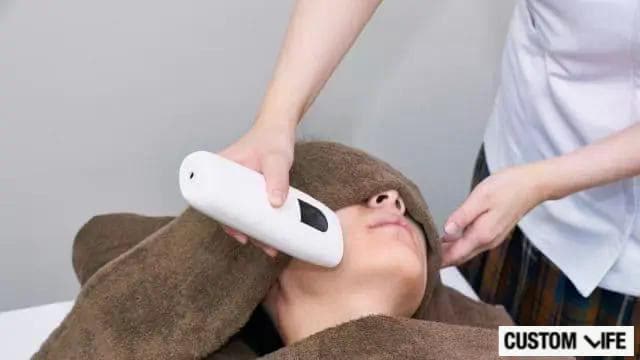 女性スタッフのヒゲ脱毛の施術を受ける男性