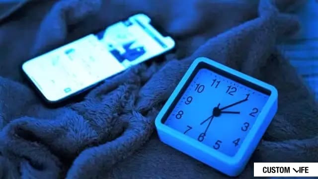 夜中にスマホを見ているイメージ画像