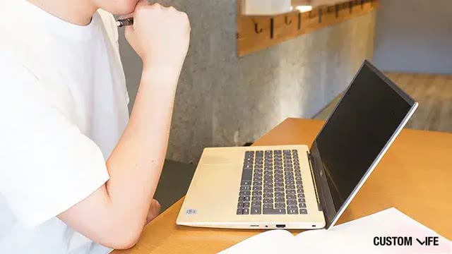 パソコンを眺める男性