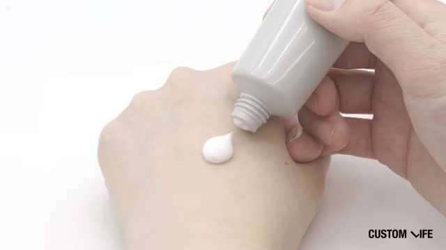 モイスチャライジングクリームの中身を検証する編集部員