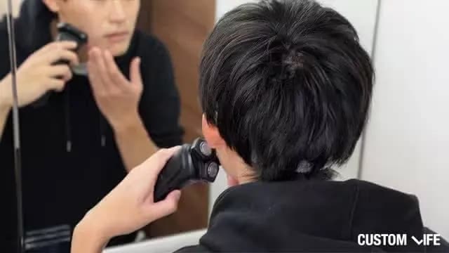 ヒゲ剃りをする男性