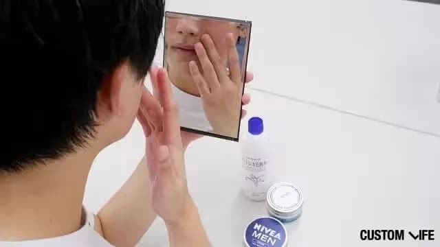鏡を見る男性
