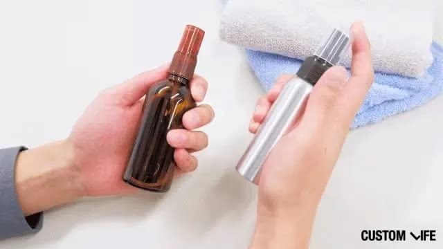 育毛剤を見比べているイメージ