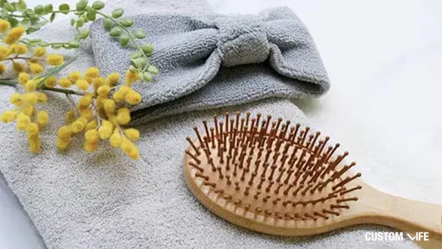 ヘアブラシとミモザ