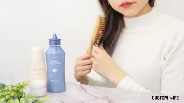 髪をとかす女性のイメージ画像