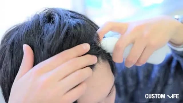 育毛剤を使う男性