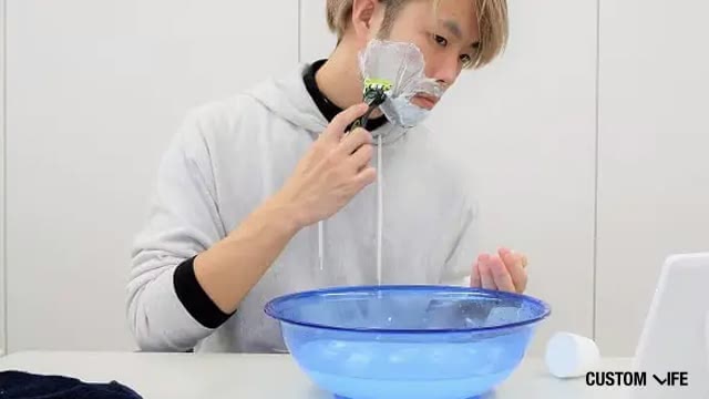 髭を剃る男性