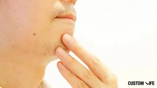 ヒゲを気にする男性