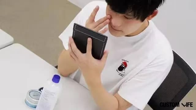 肌荒れを気にする男性