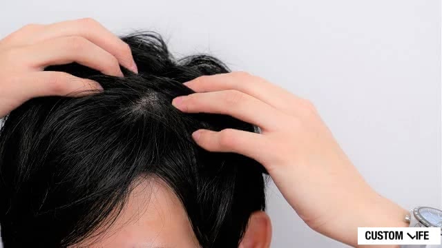 分け目を気にする男性