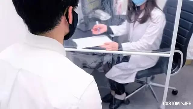 メンズリゼ銀座院でドクターが診察中