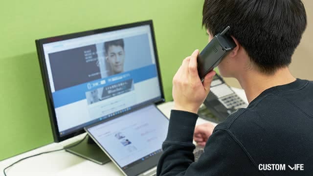 脱毛のカウンセリング予約の連絡を取る編集部員