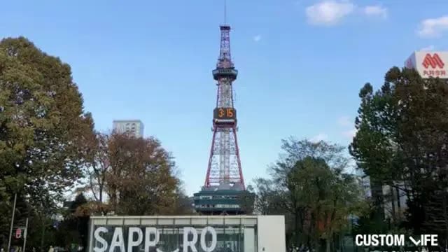 札幌の大通公園周辺を調査する編集部員