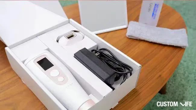 箱に入った脱毛器がテーブルの上に乗っている写真