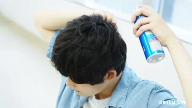 育毛トニックを塗る男性