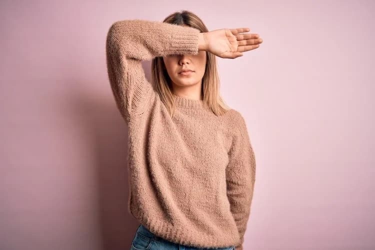 ストレスで肌荒れが起こる？ニキビや赤みなどの原因と対処法を徹底解説