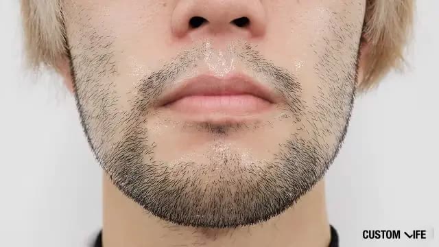 シェービング剤（ジェル）をつけた男性