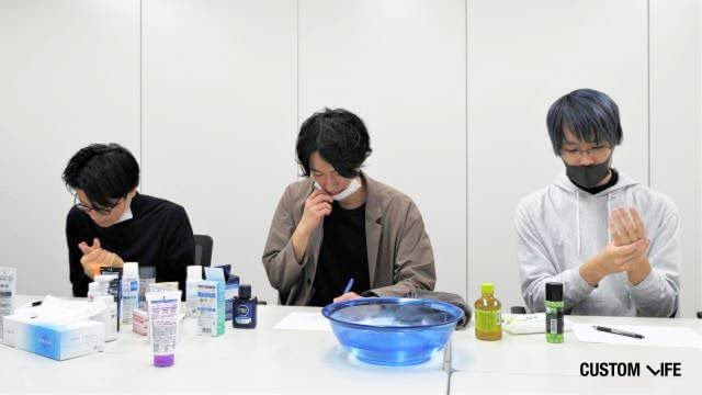 検証する男性編集部員