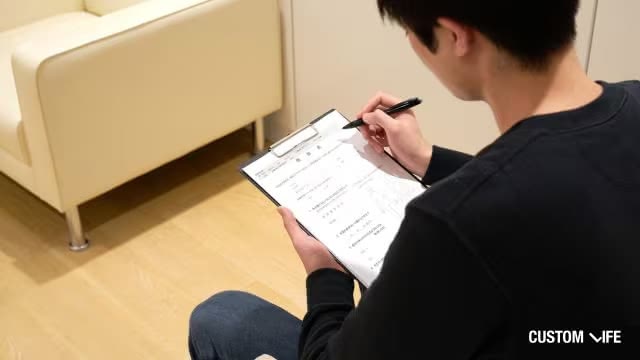 問診票を記入する男性