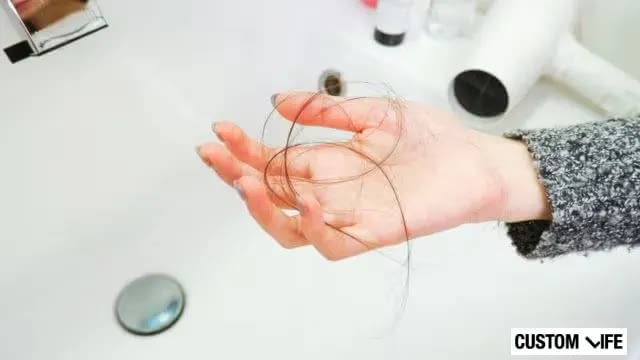 抜け毛に悩む女性