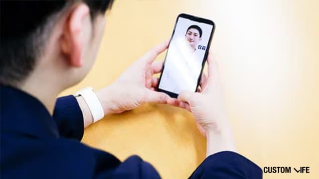 スマホで受診する男性