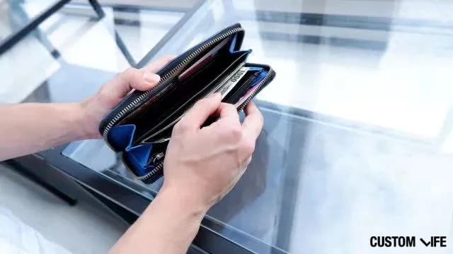 お財布を気にする男性
