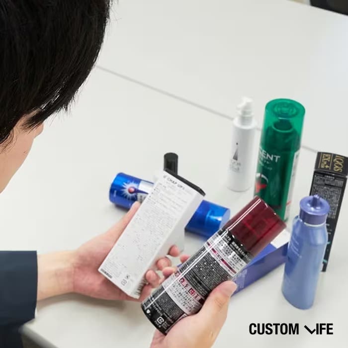 育毛剤の配合成分を比較する編集部員