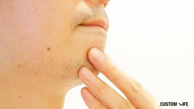 ヒゲのデザインを気にする男性